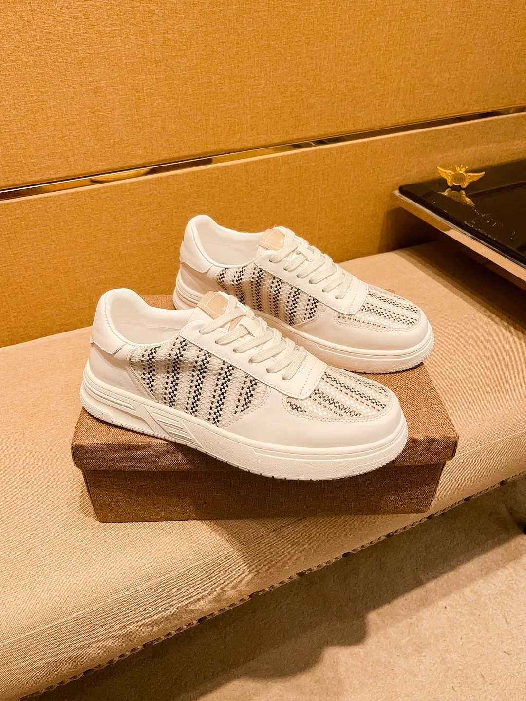 🚘🚘Factory batch 400💰【Dior】🔥Men's high-end brand of shoes official website 1:1 latest masterpiece: the upper is made of first-layer cowhide imported from Italy with a comfortable and breathable lining➕original non-slip and wear-resistant outsole🔥, making walking more convenient and comfortable! An exclusive new model, a stunning work, a beautiful 1:1 replica [color] compared to the official quality! Create a fashionable personality to set off your uniqueness! A must-have for trendy men! Classic 🔥Size: 38-44 Color: 🔥 2⃣️colors available🔥